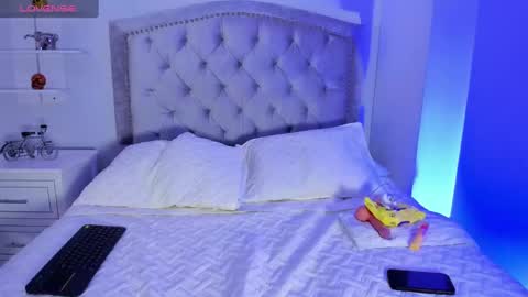 kellyMillian  online show from January 25, 4:03 pm