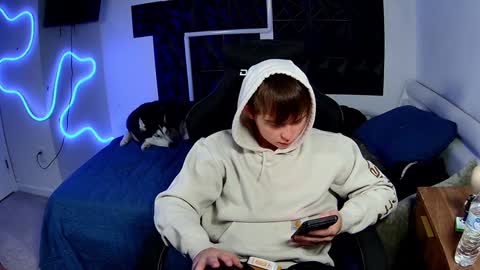 Snapshot of kentuckydrake chatting on December 6, 3:35 am Drake online show from December 6, 3:35 am