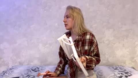 Elizabeth online show from December 22, 11:00 pm