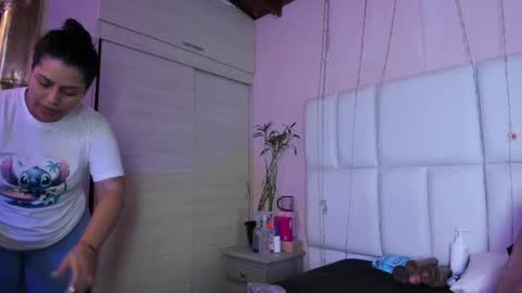 Snapshot of kiana_cream chatting on September 24, 12:12 pm N M online show from September 24, 12:12 pm