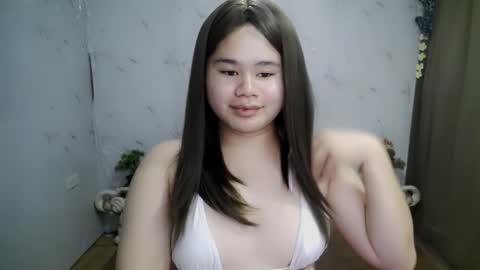 Snapshot of kianna_schmitz chatting on February 19, 1:28 pm Your SweetGirl Ts online show from February 19, 1:28 pm