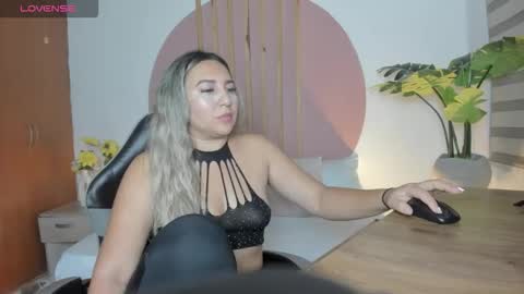 Snapshot of kiara_mirren chatting on October 19, 2:16 am K I A R A online show from October 19, 2:16 am