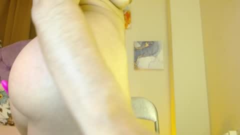 Snapshot of kiararose19 chatting on October 2, 2:54 am Kiara online show from October 2, 2:54 am
