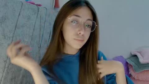 Snapshot of kimmy_veggaa chatting on October 19, 5:12 am kimm online show from October 19, 5:12 am