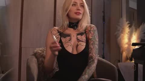 Snapshot of kinkylina_ chatting on February 19, 2:22 pm kinkylina_ online show from February 19, 2:22 pm