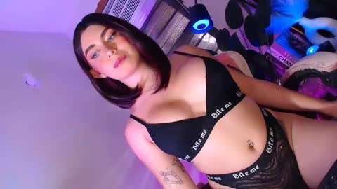 Snapshot of kiramillerxx chatting on October 22, 2:15 am Its your girl KIRA online show from October 22, 2:15 am