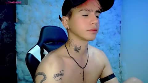 kiss_whitee online show from February 4, 6:50 am