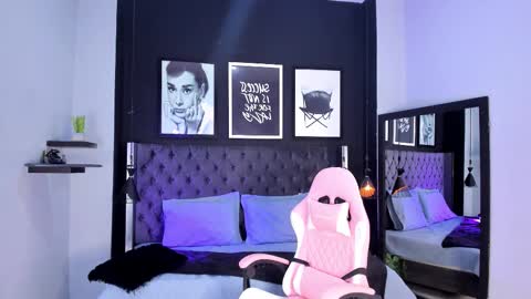 Snapshot of kitty_collins_ chatting on September 11, 1:34 pm Kitty online show from September 11, 1:34 pm