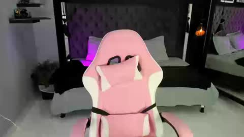 Snapshot of kitty_collins_ chatting on September 10, 1:34 pm Kitty online show from September 10, 1:34 pm