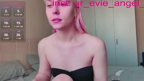 Evelyn online show from March 22, 9:35 am