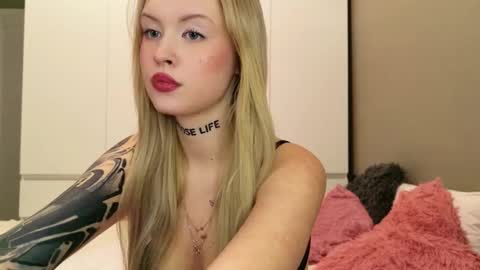 Snapshot of kittyyskate chatting on September 25, 12:06 am kittyyskate online show from September 25, 12:06 am