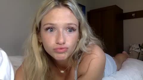 Snapshot of korinaluvv chatting on September 12, 11:07 pm Korina online show from September 12, 11:07 pm