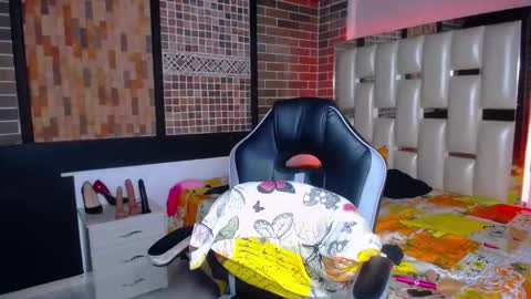 kriss_sweetboobs online show from September 11, 3:57 pm