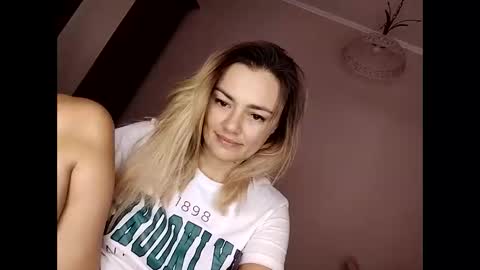 Snapshot of krisssexi chatting on October 13, 5:09 am KrissSexi online show from October 13, 5:09 am