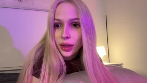 Snapshot of kristy_babe chatting on September 25, 8:27 pm Kristy and Alice online show from September 25, 8:27 pm