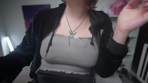 Snapshot of krystalsyxx chatting on March 9, 3:01 am Krystal Syx online show from March 9, 3:01 am