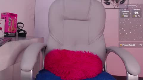 Snapshot of kylie_golden chatting on January 25, 3:52 pm Kylie Myers online show from January 25, 3:52 pm