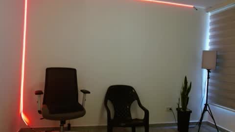 Jazmin online show from November 18, 5:05 pm