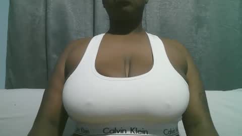 Snapshot of lady_dearra chatting on September 26, 2:30 am lady_dearra online show from September 26, 2:30 am