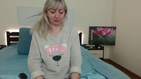 Snapshot of lady_milf_hot chatting on December 10, 4:49 pm Sofi online show from December 10, 4:49 pm