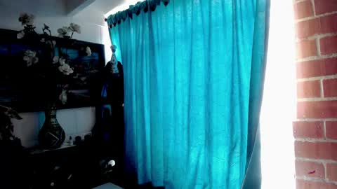 laia_hadid online show from April 21, 5:09 pm