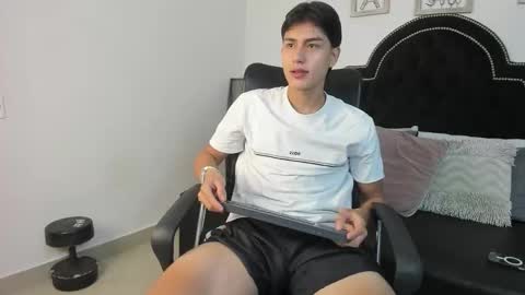 Snapshot of landercruz chatting on October 14, 3:31 am landercruz online show from October 14, 3:31 am