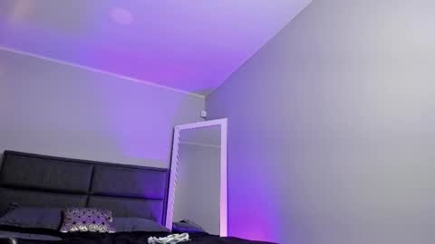 lara_reynolds_ online show from February 3, 9:41 pm