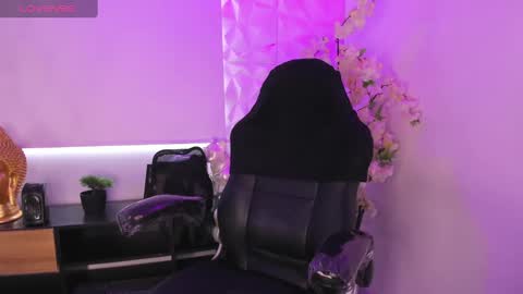 Laura online show from February 25, 6:33 pm