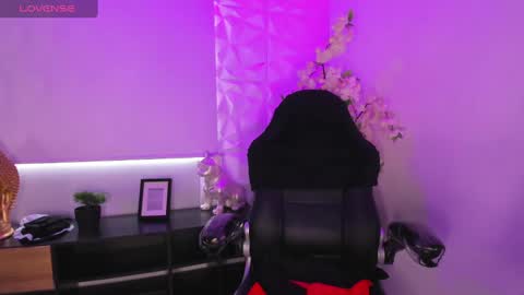 Laura online show from February 25, 3:31 pm