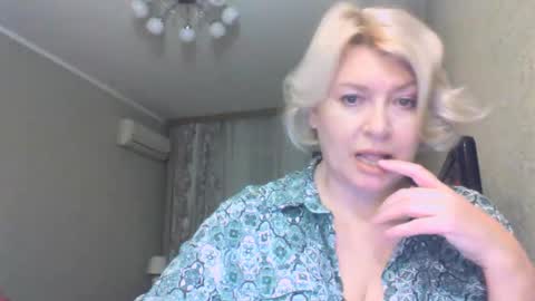 Snapshot of laramrs chatting on October 7, 4:03 pm laramrs online show from October 7, 4:03 pm