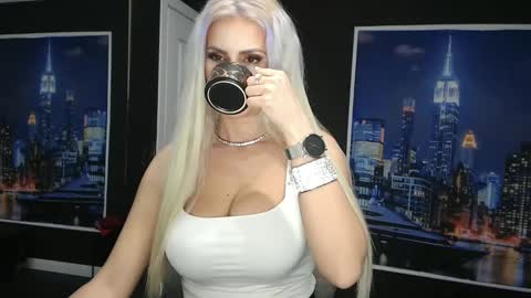 Snapshot of laras_moans chatting on February 19, 10:12 am laras_moans online show from February 19, 10:12 am