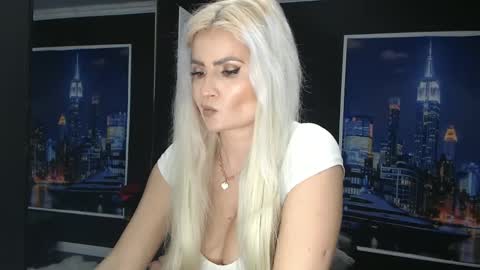 Snapshot of laras_moans chatting on February 27, 10:01 am laras_moans online show from February 27, 10:01 am