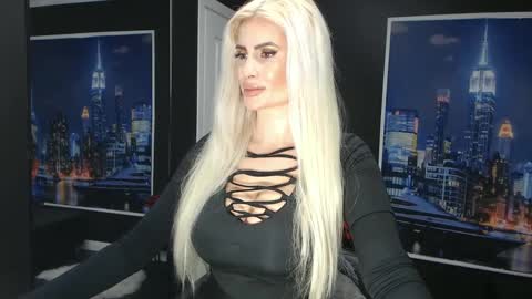 Snapshot of laras_moans chatting on February 25, 8:03 am laras_moans online show from February 25, 8:03 am