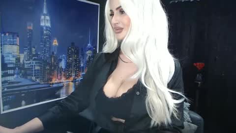 Snapshot of laras_moans chatting on January 21, 10:30 am laras_moans online show from January 21, 10:30 am