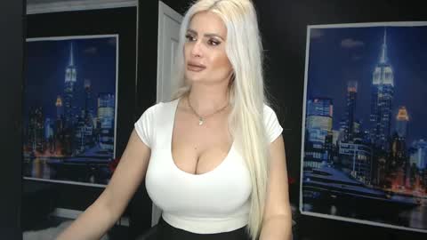 Snapshot of laras_moans chatting on February 27, 1:07 pm laras_moans online show from February 27, 1:07 pm
