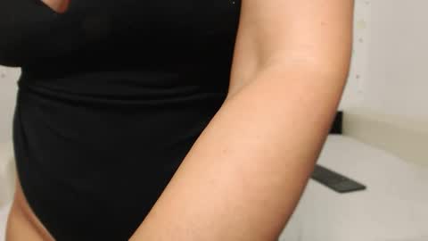 Snapshot of larataylorrr chatting on September 15, 5:53 am larataylorrr online show from September 15, 5:53 am