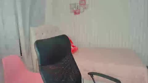 Snapshot of larissalove_doll chatting on October 2, 10:52 pm Larissas online show from October 2, 10:52 pm