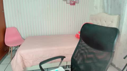 Snapshot of larissalove_doll chatting on September 24, 8:37 pm Larissas online show from September 24, 8:37 pm