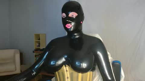 Snapshot of latex_doll_iris chatting on September 28, 8:18 pm Latex Doll Iris online show from September 28, 8:18 pm