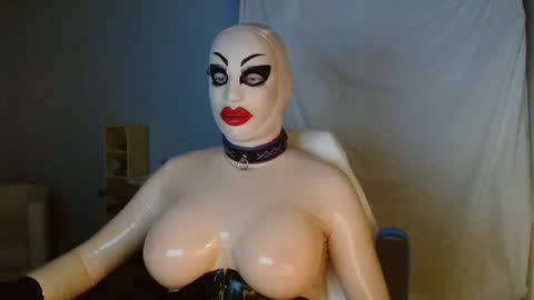 Snapshot of latex_doll_iris chatting on December 3, 9:50 pm Latex Doll Iris online show from December 3, 9:50 pm