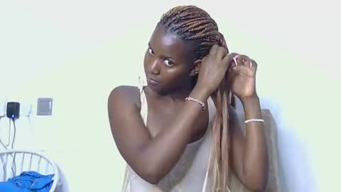 latiffaah_xx online show from February 22, 12:41 pm