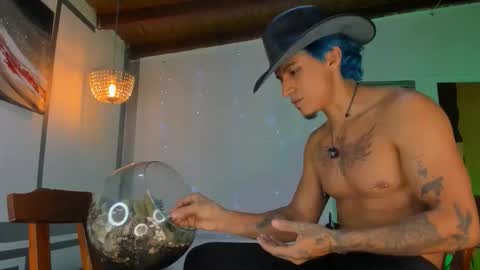latino_boysmiles online show from February 22, 1:53 am