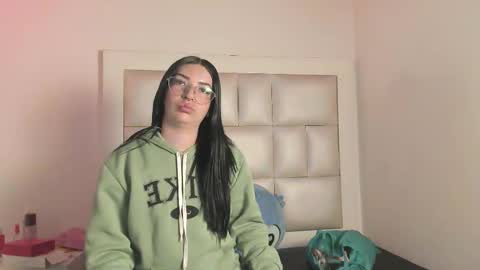 laura__js_ online show from November 19, 4:23 am