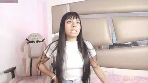 laura__js_ online show from February 15, 8:33 pm