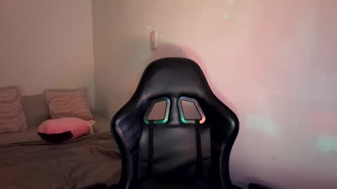 laura online show from April 8, 4:48 am