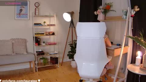 Laura Lee. online show from October 9, 1:55 am