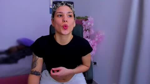 Laura Rose online show from November 18, 8:34 pm