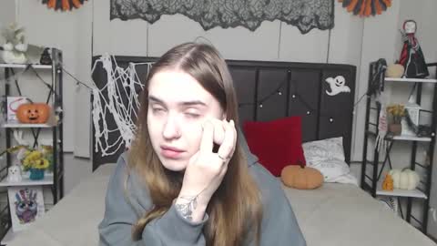 LauraHlot online show from November 15, 7:15 pm