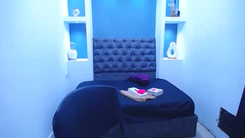 lauramossart online show from December 5, 3:39 am