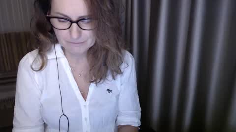 Lauraoven1 online show from December 4, 6:18 pm